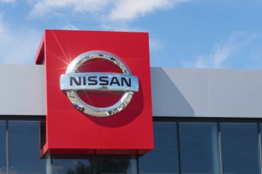 Polonya, Przezmierowo - 27 Temmuz 2023: Galerinin önünde büyük bir Nissan bayiliği tabelası sergilenmektedir. Nissan önde gelen bir Japon markasıdır..