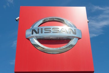Polonya, Przezmierowo - 27 Temmuz 2023: Japon otomobil üreticisi Nissan 'ın logosu açık havada açık mavi bir gökyüzüne karşı kurulmuştur..