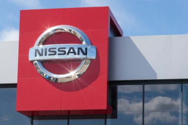 Polonya, Przezmierowo - 27 Temmuz 2023: Nissan galerisi açık bir şekilde galeride sergilenmektedir. Nissan dünyanın en büyük elektrikli araç üreticisi olarak tanınıyor..