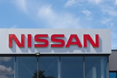 Polonya, Przezmierowo - 27 Temmuz 2023: Japon otomobil üreticisi Nissan 'ın logosu açık havada açık mavi bir gökyüzüne karşı kurulmuştur..