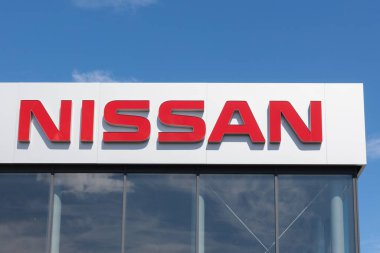 Polonya, Przezmierowo - 27 Temmuz 2023: Dünyanın en büyük elektrikli araç üreticisine ait Nissan marka logosu, mavi gökyüzü arka planında yer alıyor.