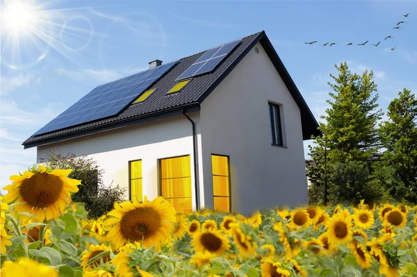 Uma Moderna Casa Residencial Equipada Com Painéis Solares Telhado Cenário — Fotografia de Stock