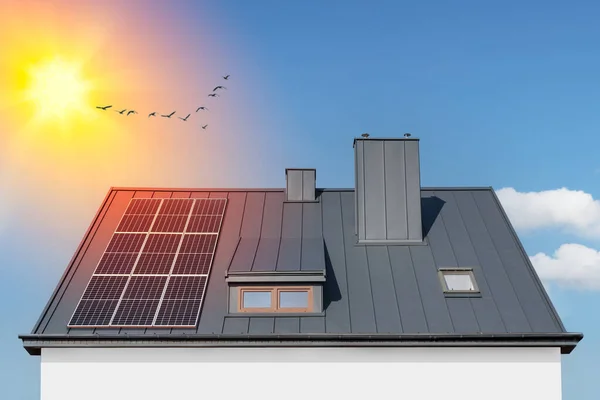 Vida Sustentável Telhado Com Painéis Solares Sob Céu Iluminado Pelo — Fotografia de Stock
