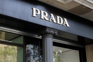 Barselona, İspanya - 10 Ağustos 2023: Barcelona 'da Prada Mağazası ve Logosu