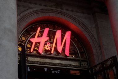 Barselona, İspanya - 10 Ağustos 2023: Şehir Ayarlarında H & M Mağaza İşareti.