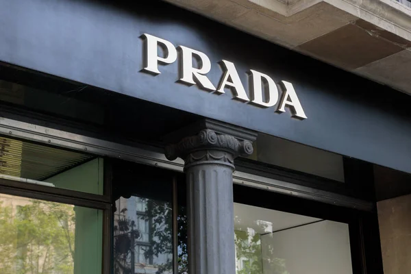 Barselona, İspanya - 10 Ağustos 2023: Barcelona 'da Prada Mağazası ve Logosu