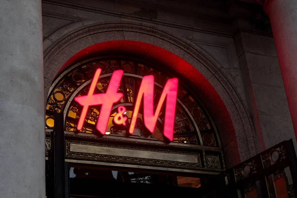 Barselona, İspanya - 10 Ağustos 2023: Şehir Ayarlarında H & M Mağaza İşareti.