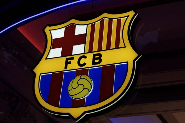 Barselona, İspanya - 09 Ağustos 2023: FC Barcelona resmi mağazası ünlü futbol kulübünün amblematik logosunu sergiliyor.
