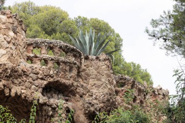 Barselona, İspanya - 10 Ağustos 2023 Gaudi 's Stone Colonnade in Park Guell, Barcelona