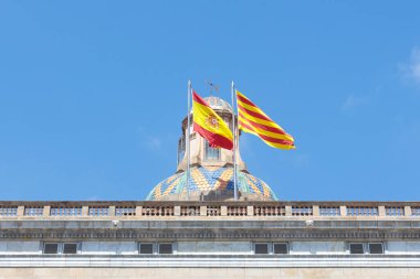 Barselona, İspanya - 09 Ağustos 2023 İspanya Bayrakları ve Katalonya Adorn Barcelona Hükümet Binası