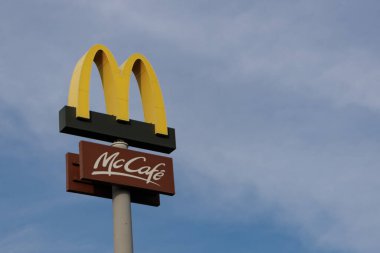 Poznan, Polonya - 24 Ağustos 2023 McDonald 's Restoran Tabelası Blue Sky' a Karşı