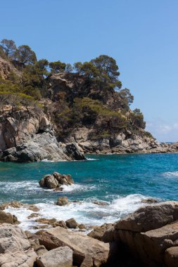 Rocky Coastline ile Idyllic İspanyol Sahili, Dikey Manzara