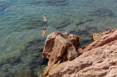 Turistler Şnorkelle Şnorkelle Şnorkelle yüzüyor: İspanya 'nın Turkuaz Sahilleri