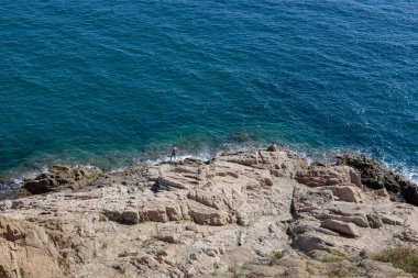 Berrak sularla kayalık İspanyol sahil şeridini göz kamaştırıcı bir şekilde görüyoruz.