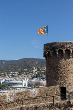 Tossa De Mar, İspanya - 12 Ağustos 2023 Antik Tossa de Mar Village with Catalonia Flag