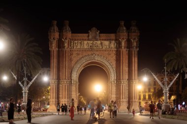 Barcelona, İspanya - 08 Ağustos 2023 Zafer Takı Gece Görüşü - Barcelona 'nın tarihi anıtı