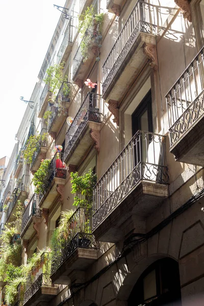 Барселона Испания Августа 2023 Года Цветочные Балконы Исторического Многоквартирного Дома — стоковое фото