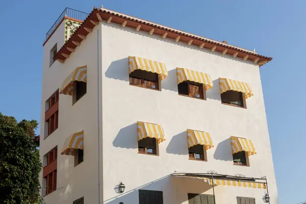 Тосса Мар Іспанія Серпня 2023 Будівля Елегантними Жовтими Тентами Ліцензійні Стокові Зображення