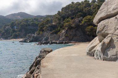 İspanya 'nın Resimli Costa Brava' sı boyunca Boş Yol