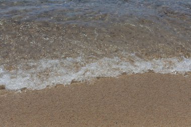 Kumsalda yumuşak deniz dalgası