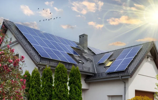 Прекрасний Сучасний Будинок Сонячними Панелями Оточенні Зелені Чисте Небо Сонце Стокова Картинка