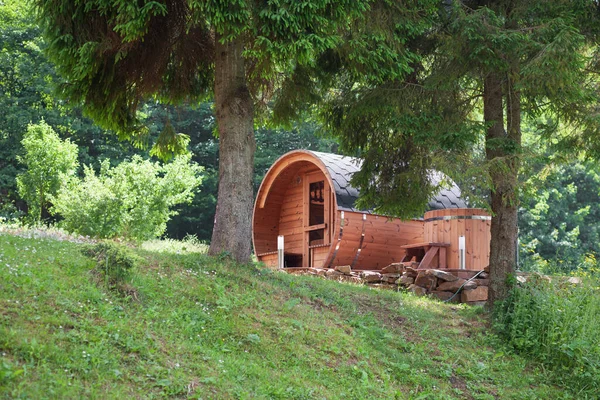 Bahçede Küveti Olan Tahta Varil Saunası Telifsiz Stok Fotoğraflar