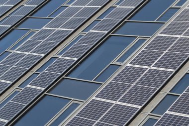 Güneş cephesi olan sıfır enerjili bir binaya yakın çekim.