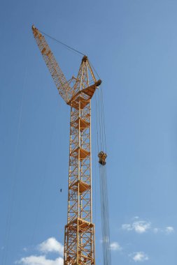 Mavi Gök 'e Karşı Sarı Yapı Turnası Dikey Çekimi