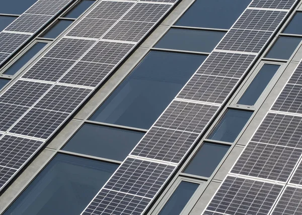 Modern Building Facade Adorned Solar Panels — Stock Photo, Image