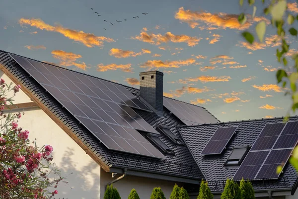 Будинок Сонячними Батареями Сучасний Будинок Сонячними Панелями Ліцензійні Стокові Зображення