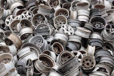 Old Car Rims 'li hurdalık. - Yakın çekim. Çöpe atılmış eski tekerlekler, metal geri dönüşüm endüstrisi..