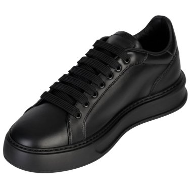 Beyaz Arkaplanda Siyah Spor Ayakkabı.