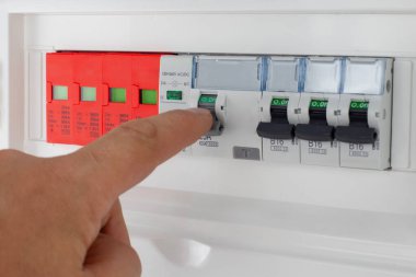 Devre kesiciyi sıfırlıyorum. Ev elektriği yönetimi kavramı