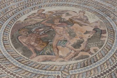 Cypr Paphos Arkeoloji Müzesi. Antik Mozaik Sanatı. Mitolojik figürlerin resmedildiği antik Yunan mozaiği.