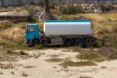 Terk Edilmiş Tanker Kamyonu
