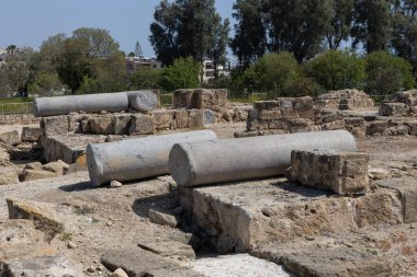 Paphos, Kıbrıs. 31 Mart 2024: Paphos Arkeoloji Müzesi Saranta Kolones Kalesi 'nden geriye kalanlar 13. yüzyılda meydana gelen bir deprem sonucu yıkıldı..
