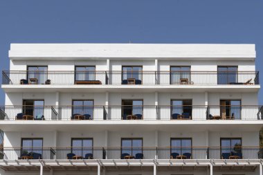 Paphos, Kıbrıs. 31 Mart 2024: Paphos 'taki tatil beldesi ve otellerden birinin cephesi