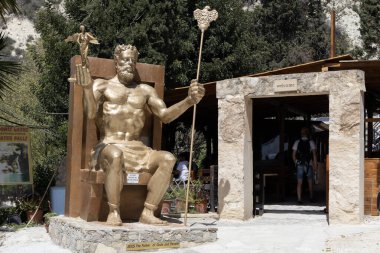 Neo Chorio, Kıbrıs. 01 Nisan 2024: Kıbrıs 'taki Adonis Hamamları Girişinde Zeus Heykeli