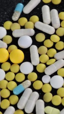 Haplar ve tabletler arka planda. Yakın, dikey