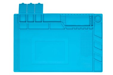 Araç ve bileşenler için bölmeleri olan mavi silikon çalışma paspası.