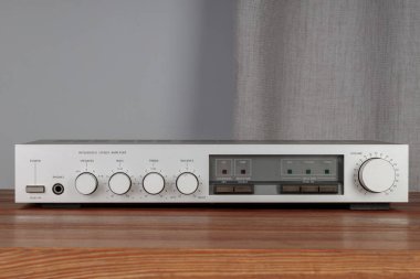 Vintage Stereo Yükseltici Arayüzü