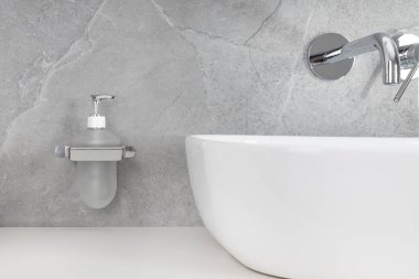 Modern sabun dağıtıcısı ve lavabo lavabosu
