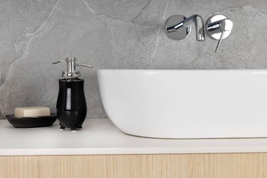 Minimalist Banyo Siyah Aksesuarlı Lavabo