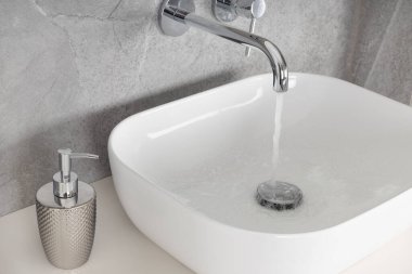 Modern Banyo Lavabosunda Akan Su