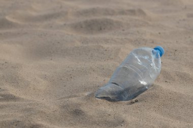 Plaj Kum Atık Sorunları Üzerine Plastik Şişe Kiri.