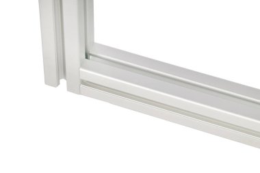 Beyaz arkaplanda teknik alüminyum profiller