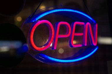 Pencerede Neon Açık İşareti