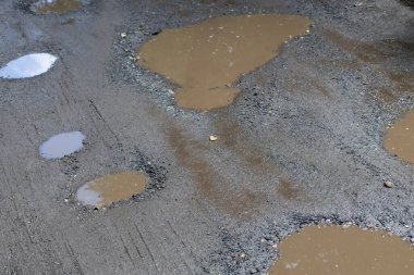 Çamurlu Yol Yüzeyindeki Su birikintileri