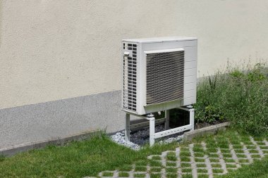 Beton Üste Modern Isı Pompa Ünitesi