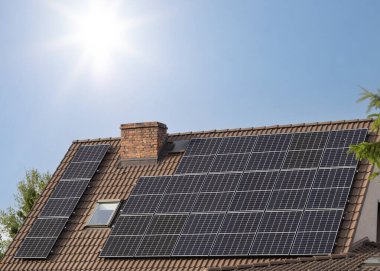 Çatıdaki Güneş Panelleri Parlak Güneş Işığı Altında.